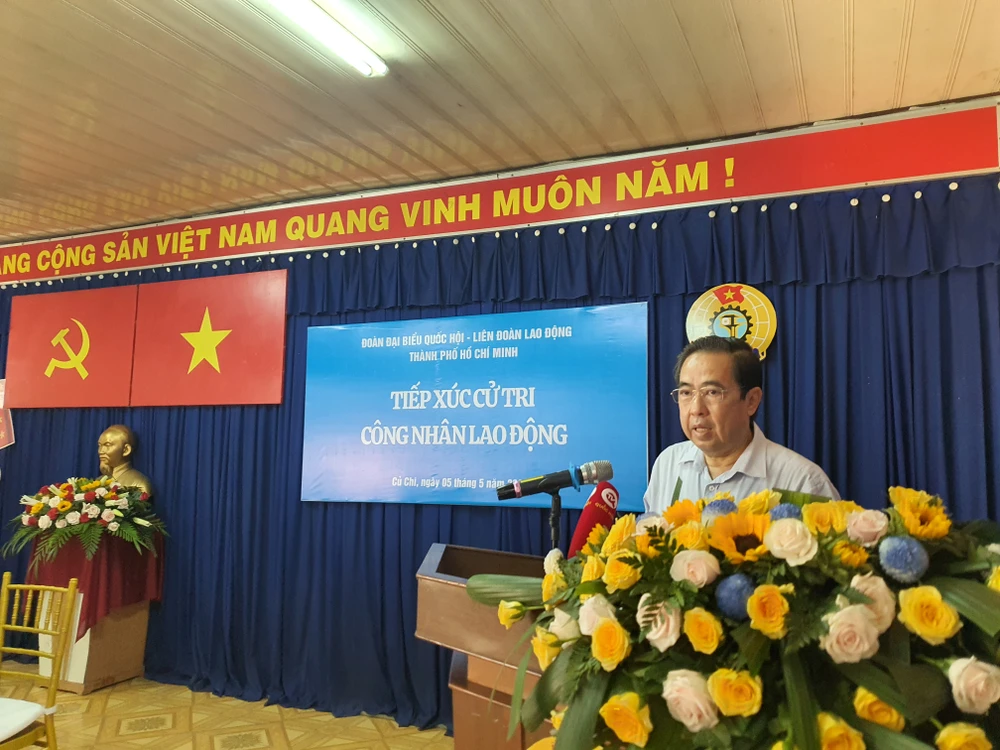 Ông Nguyễn Văn Lâm, Phó Giám đốc Sở Lao động - Thương binh &amp; Xã hội giải thích một số vấn đề mà các cử tri quan tâm. Ảnh: NT