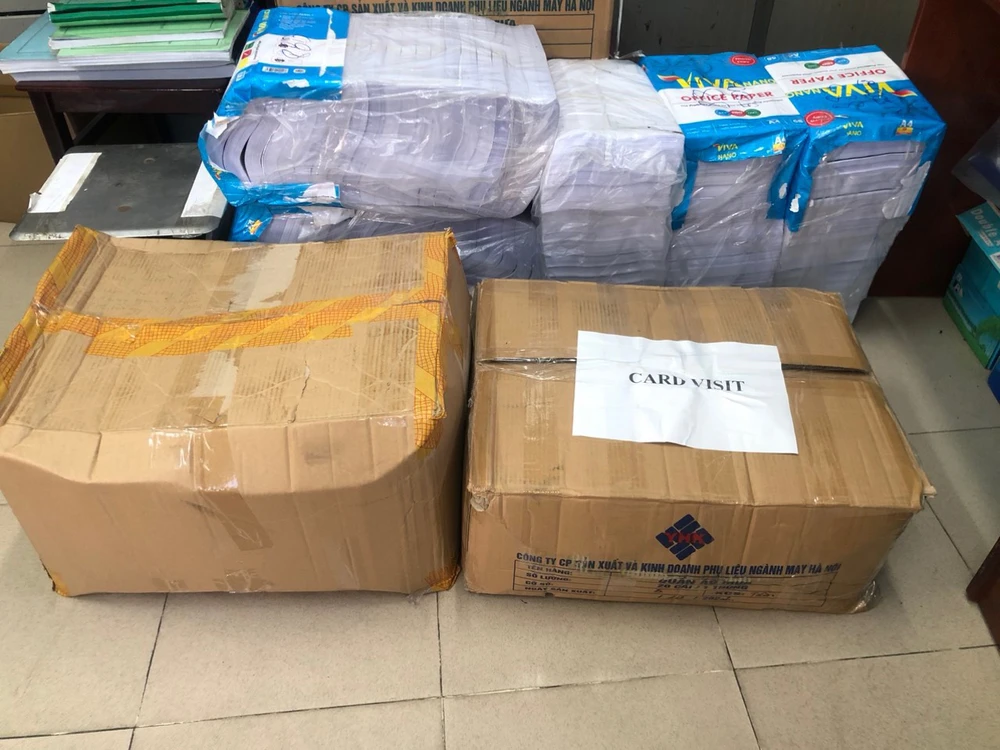 Công an TP.HCM thu giữ hơn 170 kg tờ rơi, 35 kg "card visit" quảng cáo trái quy định. Ảnh: CA