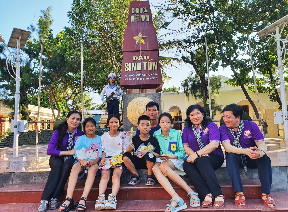 Hôm 22-4, Đoàn đến đảo Sinh Tồn, nơi đây có nhiều trẻ em sinh sống, theo học ngay tại trên đảo. Ảnh: NT