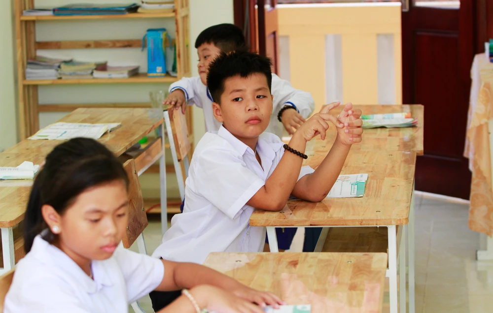 Đang trong tiết học, thấy đoàn khách đến thăm đảo nhiều em học sinh cũng muốn ra chơi. Ảnh: NT