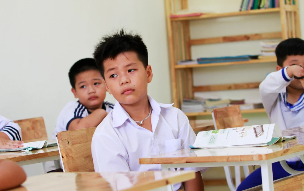 8 em học sinh ở các độ tuổi khác nhau nhưng đều được học chung một lớp do thầy Qua làm chủ nhiệm. Ảnh: NT