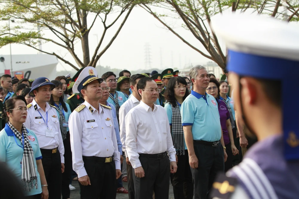 Trước khi lên đường, đoàn đã làm lễ dâng hương tưởng niệm các anh hùng liệt sĩ Đoàn tàu không số tại Đài tưởng niệm các anh hùng liệt sĩ Đoàn tàu không số, Lữ đoàn 125. Ảnh: NT