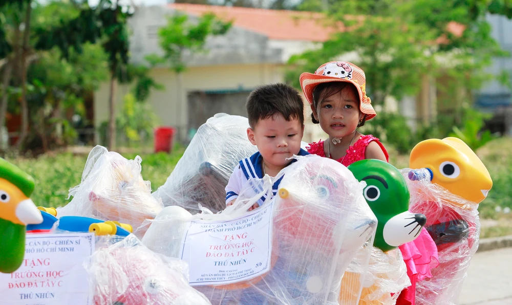 Trong các món quà mà đất liền gửi tặng Trường Sa có những món quà dành riêng cho các em nhỏ. Ảnh: NT