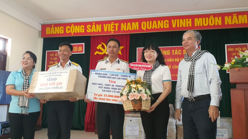 Lãnh đạo đoàn công tác tặng quà cho các cán bộ, chiến sĩ trên đảo Cô Lin. Ảnh: NT