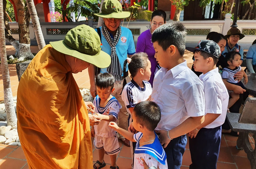 Nhiều thành viên trong đoàn công tác đã dành tặng cho các em nhỏ những món quà đầy tình cảm từ đất liền. Ảnh: NT