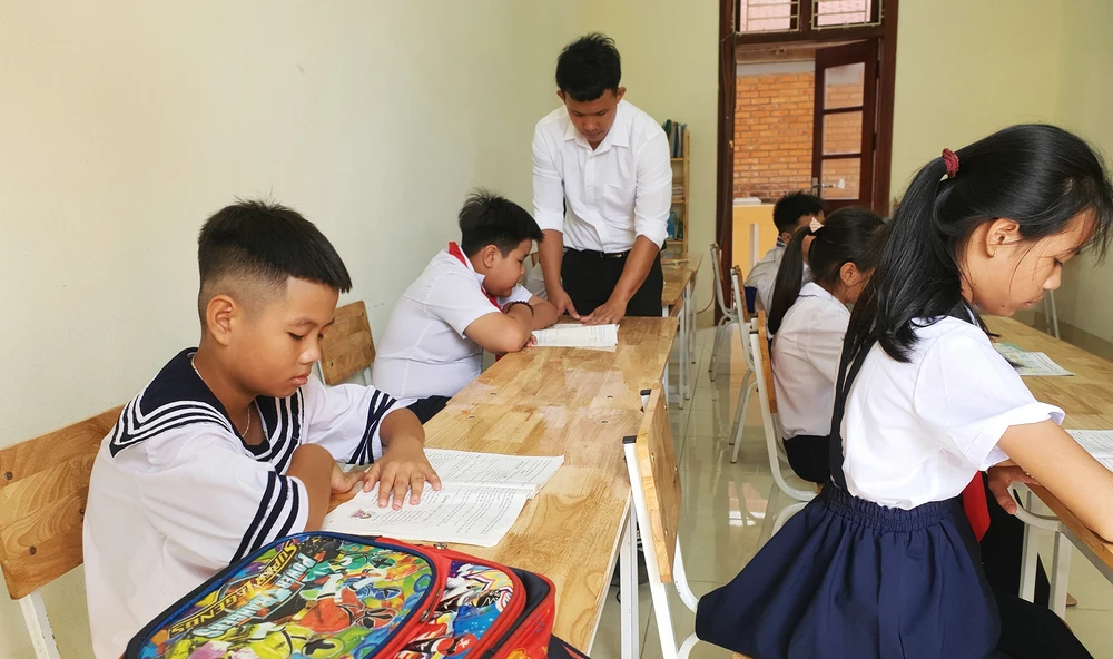 Theo Bộ GD&ĐT, các trường không dùng kết quả học ngoại ngữ của học sinh lớp 1, 2 để xét lên lớp. Ảnh: PLO Theo Bộ GD&ĐT, các trường không dùng kết quả học ngoại ngữ của học sinh lớp 1, 2 để xét lên lớp. Ảnh: PLO