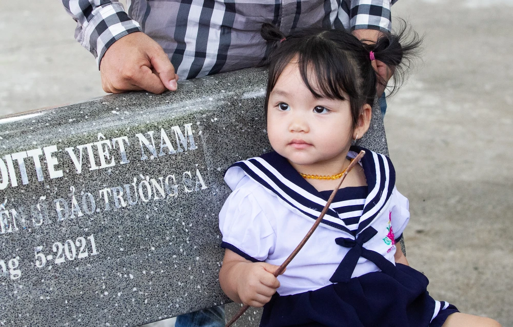 Trên đảo Trường Sa lớn có nhiều hộ dân, một số trẻ em sinh ra ngay trên đảo và trong giấy khai sinh cũng ghi rõ nơi sinh là Trường Sa. Ảnh: NT