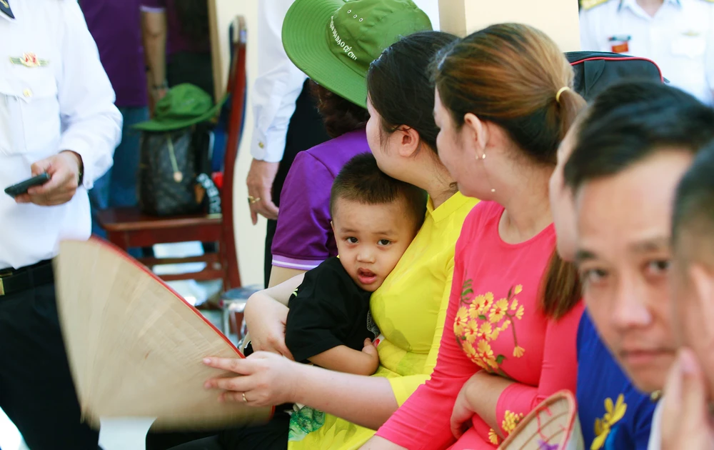 Chiều 26-4, Đoàn công tác số 5 – TP.HCM đã kết thúc chuyến thăm, làm việc, tặng quà, động viên quân và dân trên các đảo thuộc huyện đảo Trường Sa, tỉnh Khánh Hòa và nhà giàn DKI/14. Ảnh: NT