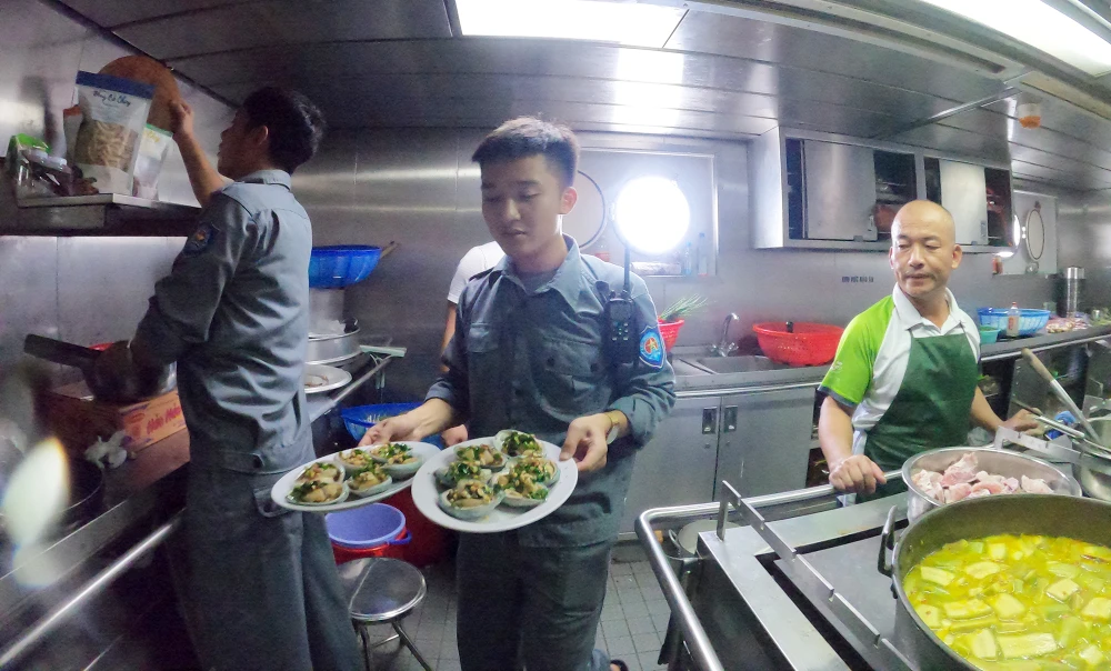 Do tàu có nhiều tầng, việc di chuyển thức ăn lên các tầng đều có thang máy và mọi người liên hệ với nhau qua bộ đàm. Ảnh: NT