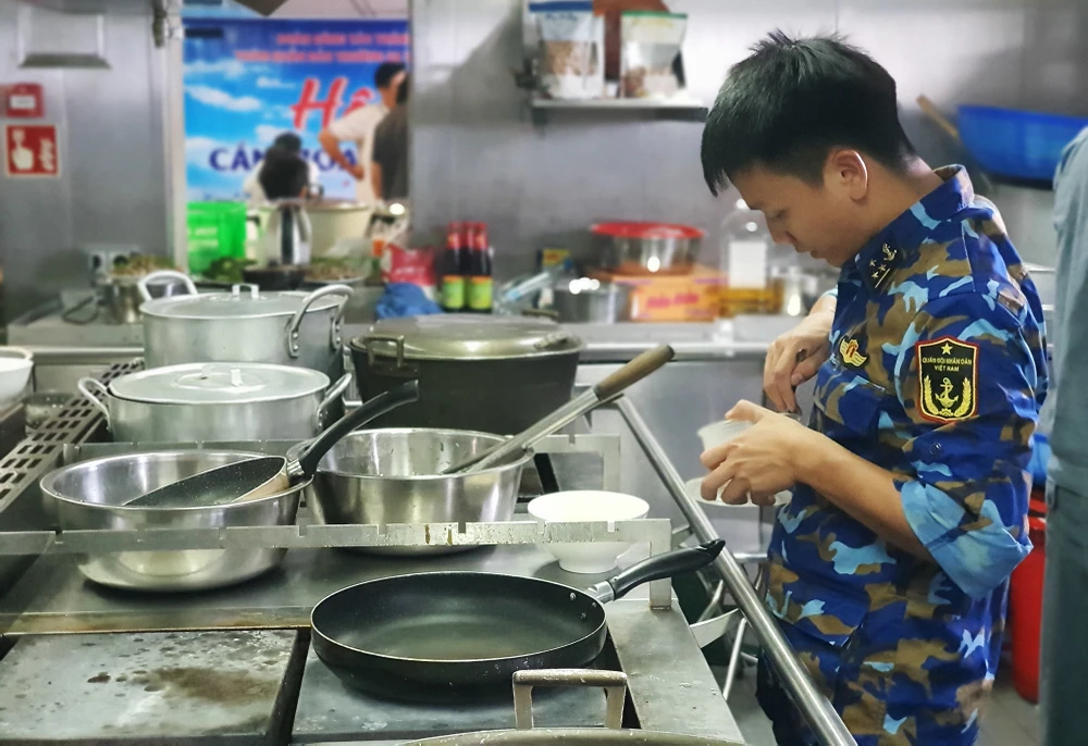 Ngoài các món mặn thì bếp cũng có người chuyên phụ trách làm thức ăn chay cho những thành viên trong đoàn với từ 3 đến 4 món. Mặt khác nếu có yêu cầu riêng cũng được đáp ứng. Ảnh: NT