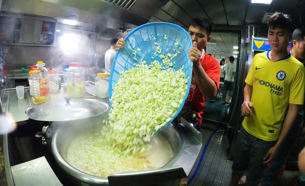 Trung bình, do thực tế di chuyển nhiều, say sóng, nhiều thành viên trong đoàn có thể ăn nhiều bữa nên mỗi ngày bếp ăn chuẩn bị 4 bữa, bao gồm cả bữa khuya với trung bình hơn 1000 suất ăn. Ảnh: NT