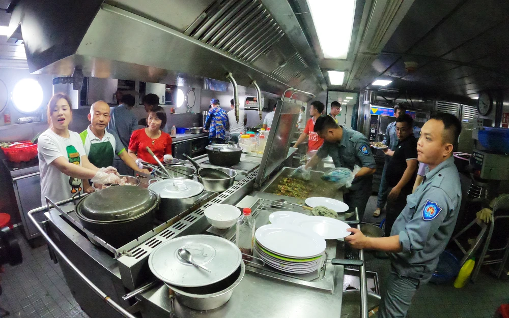 Trên tàu, khu vực luôn đông đúc, bận rộn và nhiều tiếng cười nhất là khu vực bếp ăn. Ảnh: NT