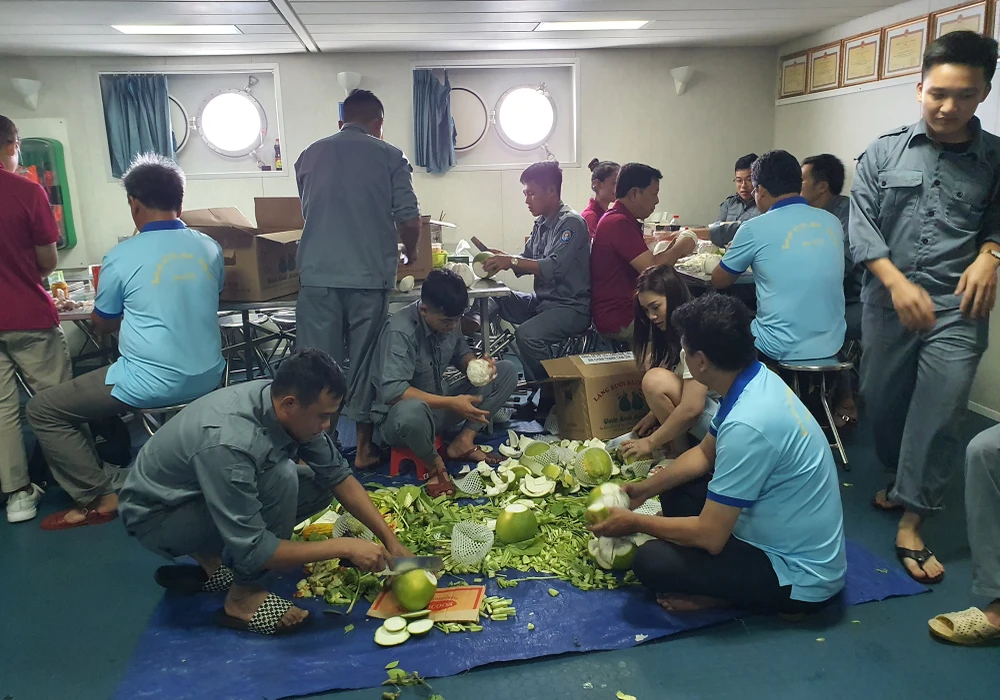 Theo bếp trưởng Trần Lệ Hùng, nhiều chuyến công tác kéo dài cả tháng nên anh em cũng không về nhà. Tuy nhiên, đây là đặc thù công việc nên gia đình rất hiểu và chia sẻ. Ảnh: NT