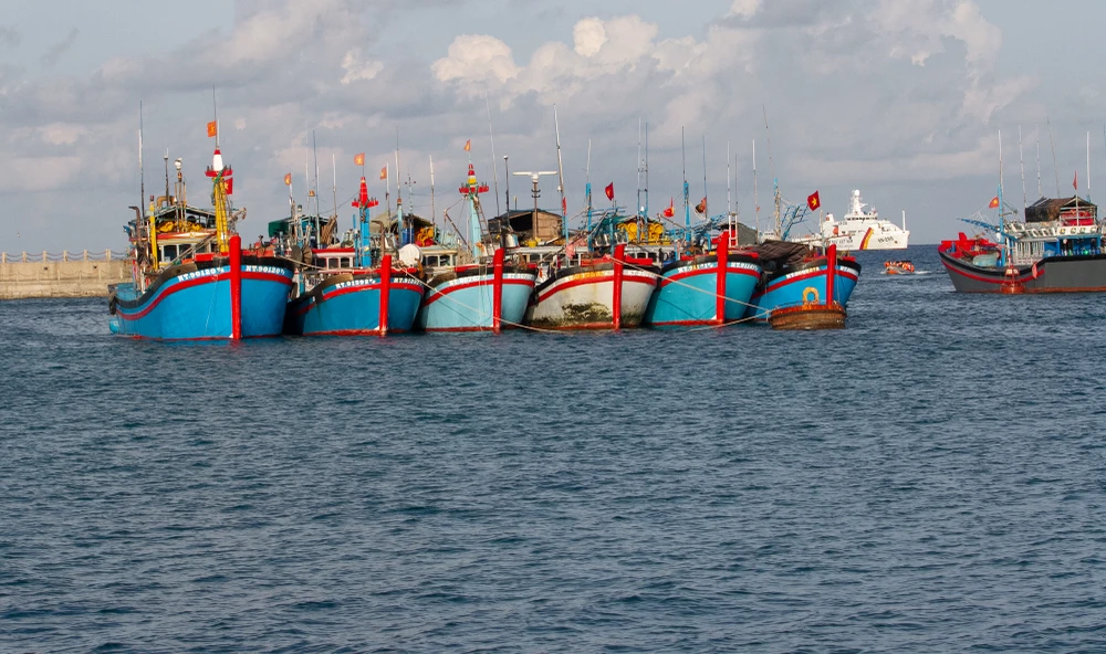 Các tàu thuyền của ngư dân neo đậu tại âu tàu trên đảo Đá Tây A. Ảnh: NT