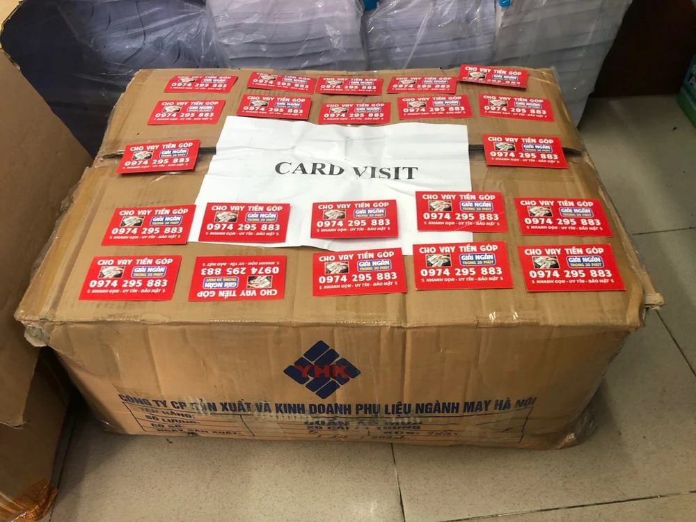 Công an TP.HCM thu giữ hơn 170 kg tờ rơi, 35 kg "card visit" quảng cáo trái quy định. Ảnh: CA