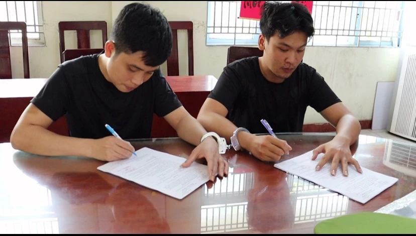 Đức và Tỉnh tại cơ quan điều tra. Ảnh: CA