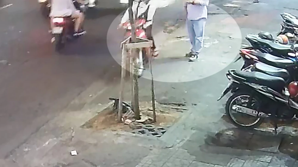 Huy áp sát, cướp giật điện thoại iPhone của người đàn ông quốc tịch Mỹ