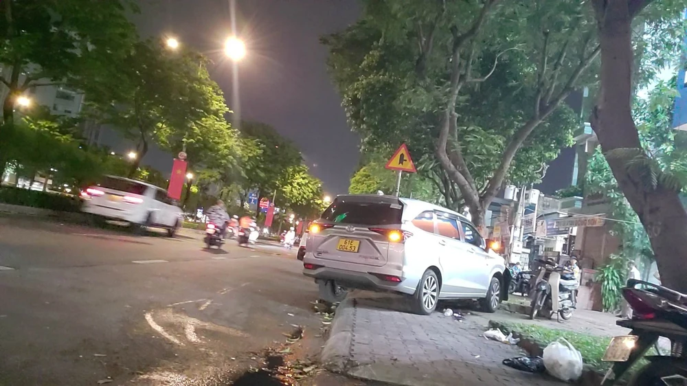 Theo người dân, tài xế cho biết mình bị cướp sau đó xe tông trúng gốc cây. Ảnh: NY