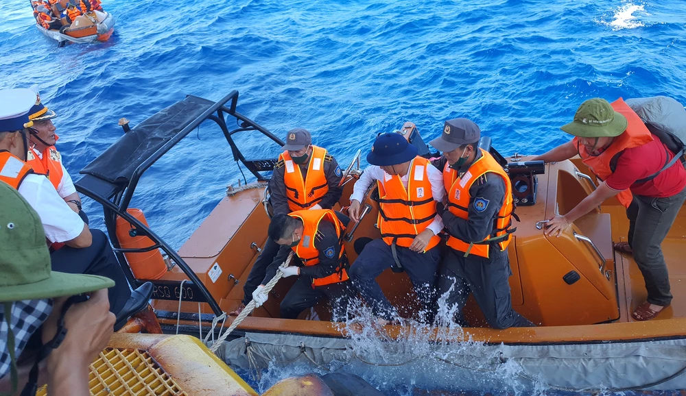 Mỗi lần đưa được một cano với khoảng 10 thành viên lên được nhà dàn mất rất nhiều thời gian do sóng lớn. Những ai lên được thì người phía trên đều vỗ tay chúc mừng. Ảnh: NT