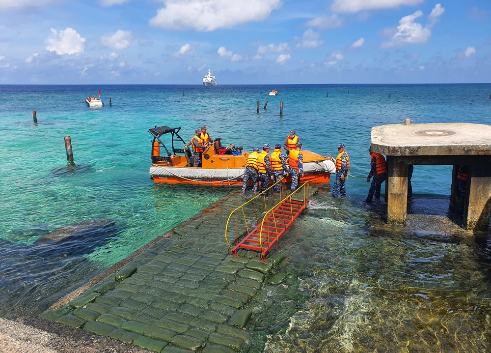 Trước đó, Đoàn công tác số 5 cũng vào thăm, tặng quà, động viên các cán bộ chiến sĩ trên đảo An Bang. Đây là đảo khá khó tiếp cận nếu thời tiết xấu. Ảnh: NT