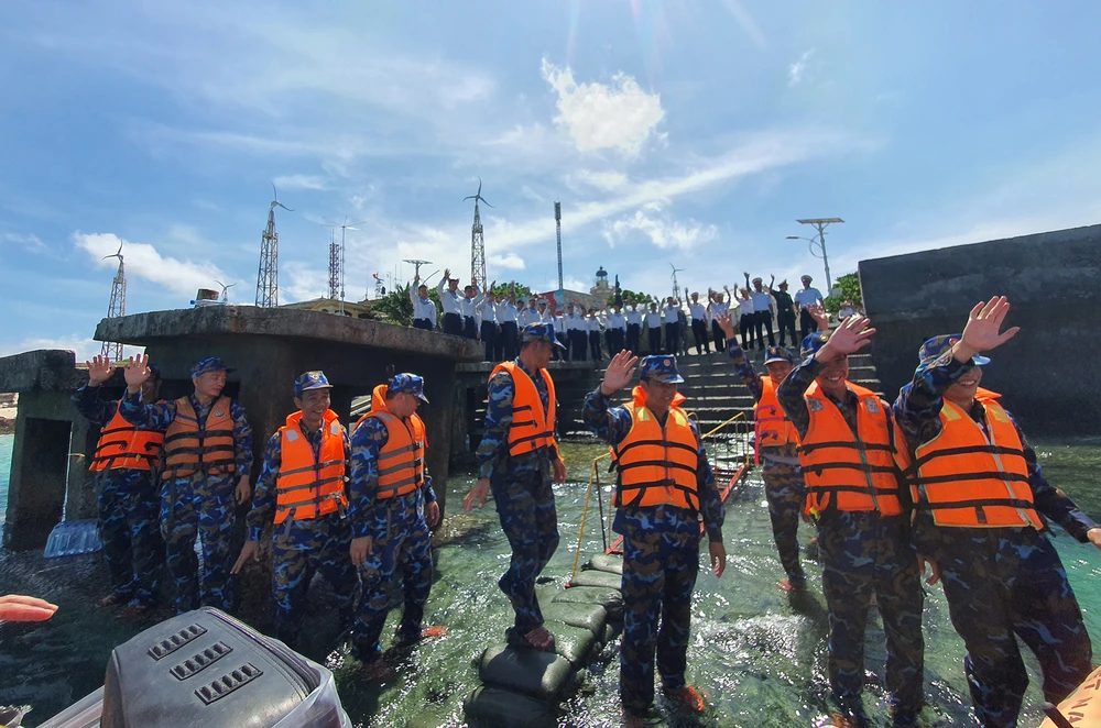 Các thành viên trong tổ đón các cano chào tạm biệt các thành viên cuối cùng rời đảo An Bang, ngày 23-4. Ảnh: NT