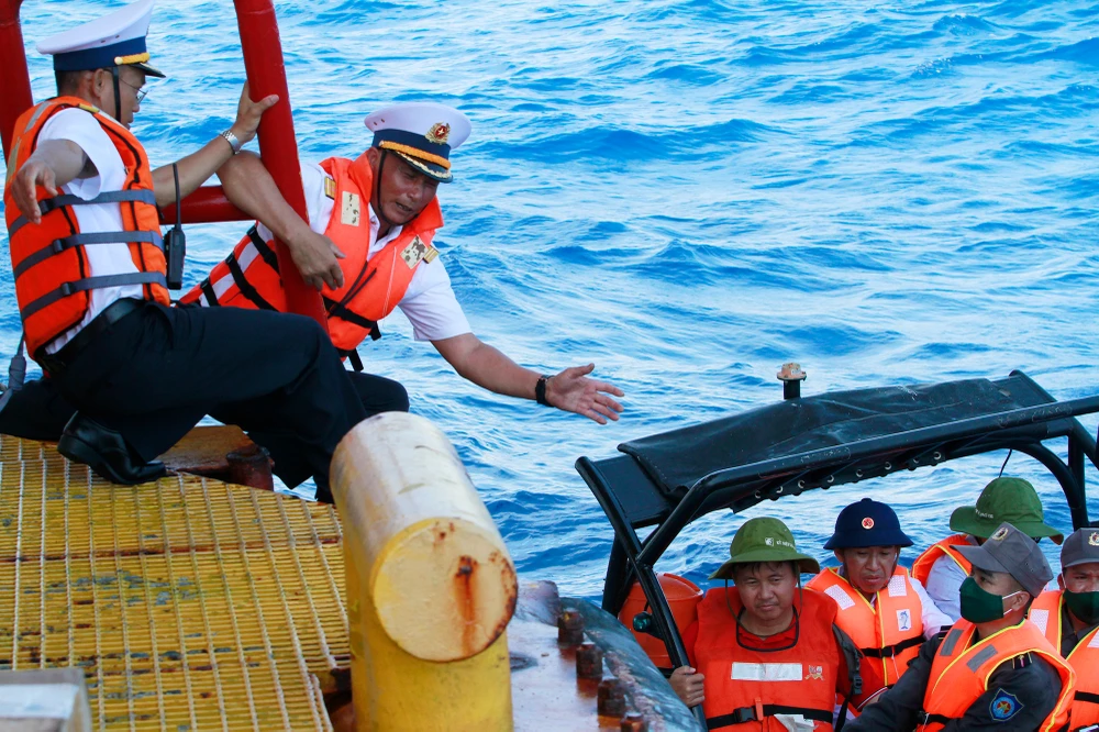 Chứng kiến sự vất vả, chuyên nghiệp của những người lính hải quân khi đưa người lên trên, các thành viên trong đoàn công tác không khỏi có những pha "thót tim". Ảnh: NT