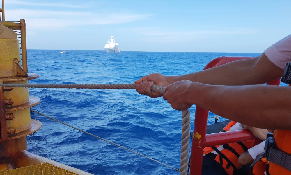 Đoàn công tác số 5 tiếp cận Nhà giàn DKI/14 vào ngày 25-4, đúng lúc gió to, sóng lớn cao khoảng 2 mét, việc tiếp cận đưa người và hàng hóa lên vô cùng khó khăn, nguy hiểm. Ảnh: NT