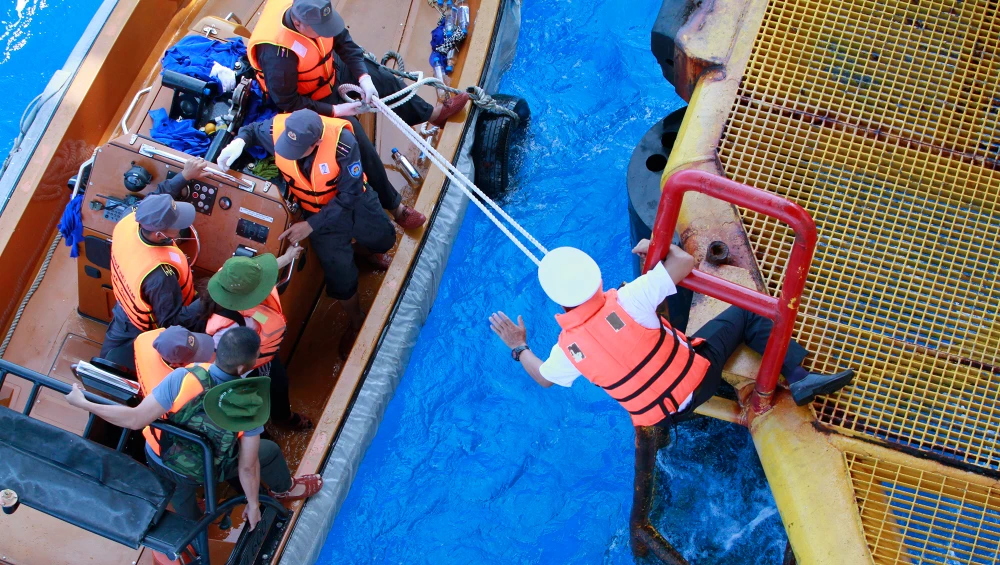 Các thành viên trong đoàn công tác nhiều người dù say sóng, mệt mỏi suốt chuyến đi nhưng vẫn xuống cano, lên Nhà giàn DKI/14 để thăm hỏi, động viên lực lượng đang làm việc trên nhà dàn - cột mốc chủ quyền nơi thềm lục địa phía Nam của Tổ quốc. Ảnh: NT