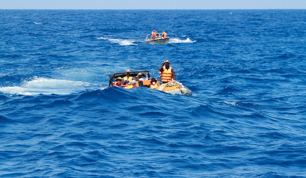 Vừa qua, Đoàn công tác số 5 với 164 thành viên từ TP.HCM có chuyến thăm, làm việc, tặng quà tại các đảo thuộc huyện đảo Trường Sa và Nhà giàn DKI/14. Ảnh: NT