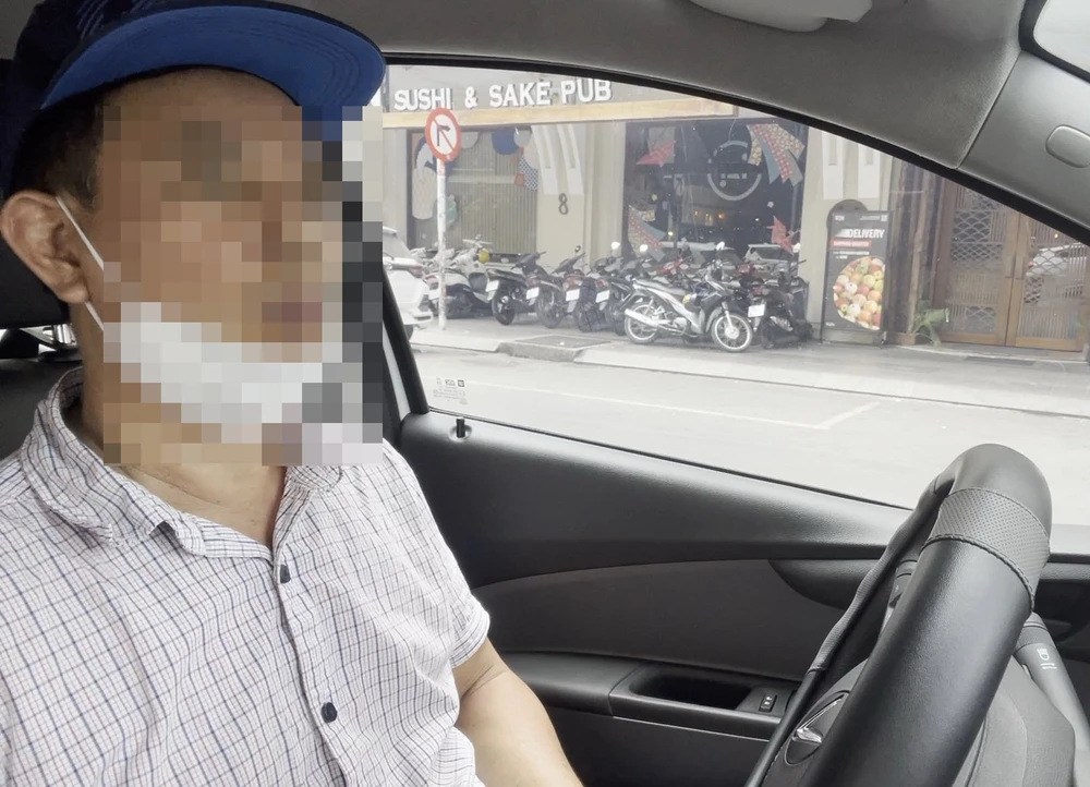 Người đàn ông thu tiền đỗ xe của người dân trên địa bàn quận 1. Ảnh: Y-T