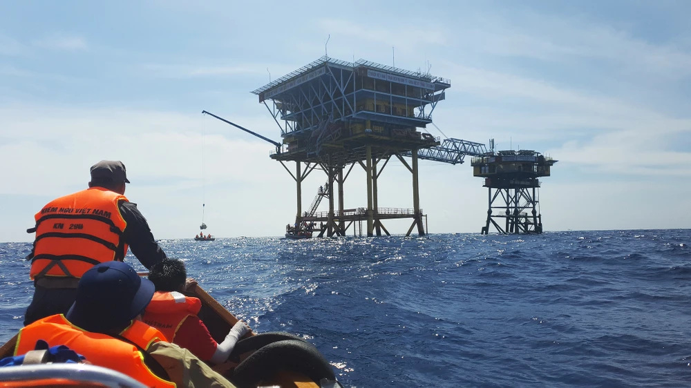Nhà giàn DKI/14 nằm giữa biển nước mênh mông là chủ quyền thiêng liêng nơi thềm lục địa phía Nam của Tổ Quốc, những khi thời tiết xấu, gió to, sóng lớn việc tiếp cận gặp không ít khó khăn. Ảnh: NT