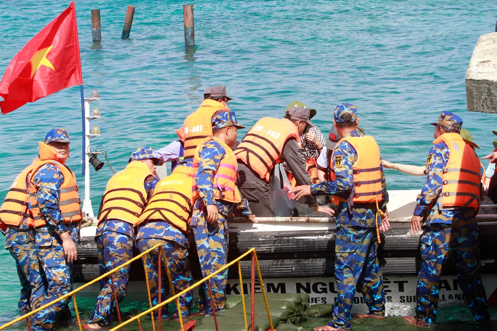 "Địa hình hải văn của đảo An Bang rất phức tạp, tàu thuyền vào đảo nếu có sóng hơi lớn thì khó khăn. Xác định được địa hình hải văn khó khăn như vậy, ngay từ ngày đầu bước chân lên đảo thì chỉ huy đảo đã phổ biến, xây dựng, tổ chức các đồng chí có sức khỏe tốt, biết bơi...tổ chức luyện tập thành thục bắt kéo giữ cano để đưa đón đoàn vào đảo công tác" - Đại úy Anh nói. Ảnh: NT