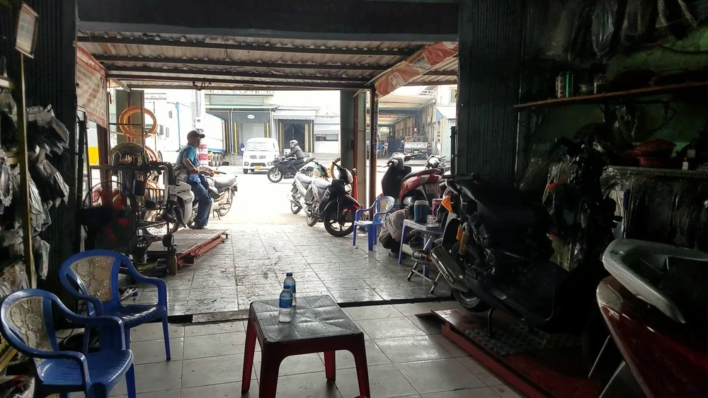 Tiệm sửa xe nơi anh Đ làm việc tại xã Tân Kiên, huyện Bình Chánh. Ảnh: HT Tiệm sửa xe nơi anh Đ làm việc tại xã Tân Kiên, huyện Bình Chánh. Ảnh: HT