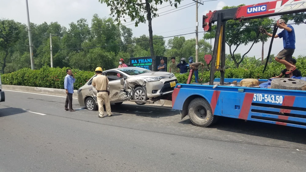Lực lượng chức năng sau đó xử lý hiện trường, di chuyển hai xe khỏi khu vực để tránh ùn ứ. Ảnh: HT Lực lượng chức năng sau đó xử lý hiện trường, di chuyển hai xe khỏi khu vực để tránh ùn ứ. Ảnh: HT