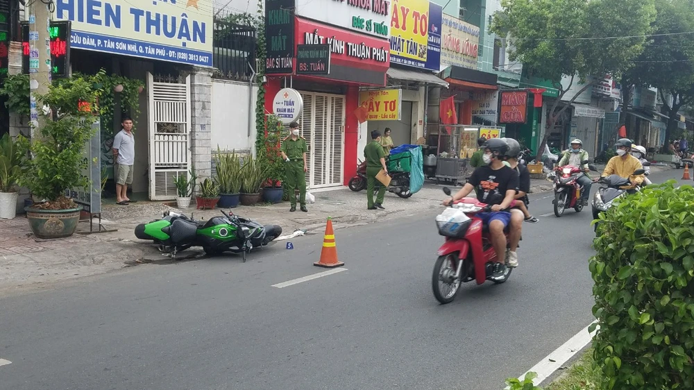 Công an quận Tân Phú sau đó khám nghiệm hiện trường, điều tra vụ tai nạn. Ảnh: HT