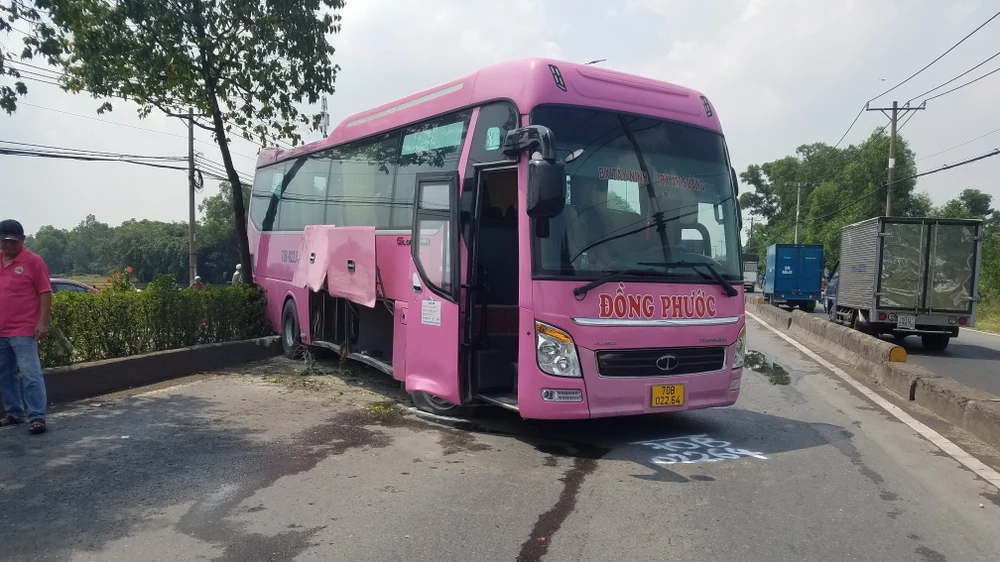 Chiếc xe khách sau khi nổ lốp, va chạm với ô tô bốn chỗ rồi lao qua làn đường ngược lại. Ảnh: HT Chiếc xe khách sau khi nổ lốp, va chạm với ô tô bốn chỗ rồi lao qua làn đường ngược lại. Ảnh: HT