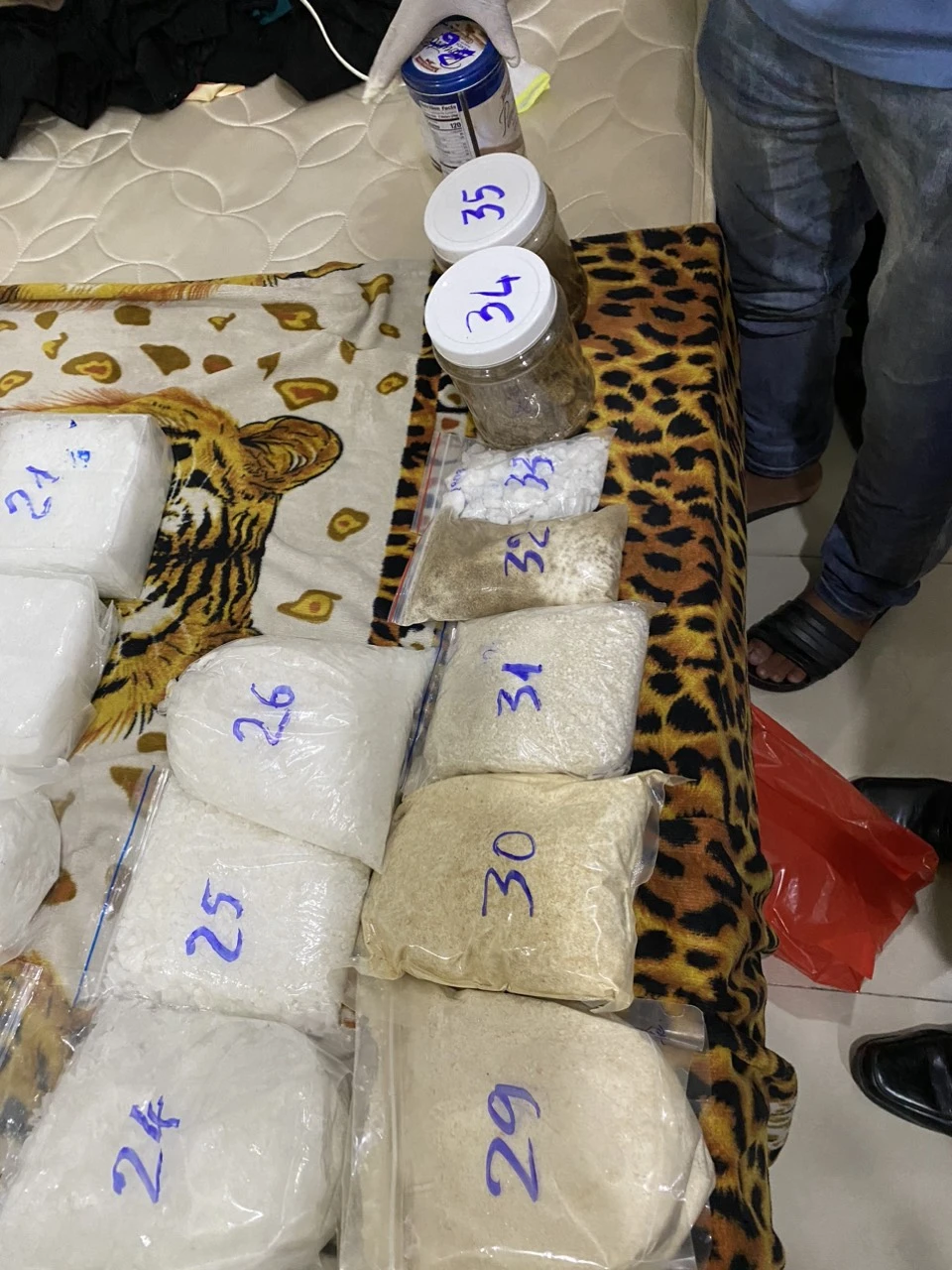 Ma túy đá và ketamin cũng bị thu giữ với số lượng lớn. Ảnh: CA