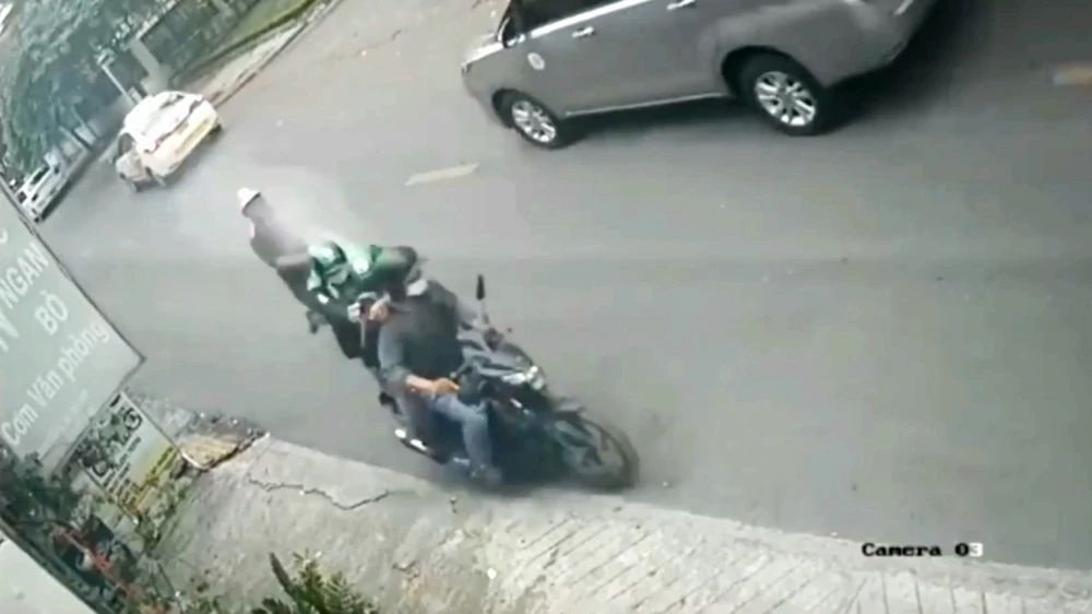 Đồng bọn đã dùng bình xịt hơi cay tấn công người công an. Ảnh cắt từ clip