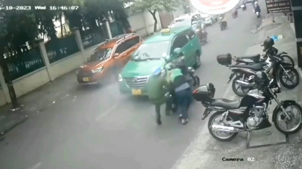 Người công an đã chụp lấy áo nam thanh niên chạy bộ và kéo lại. Ảnh cắt từ clip