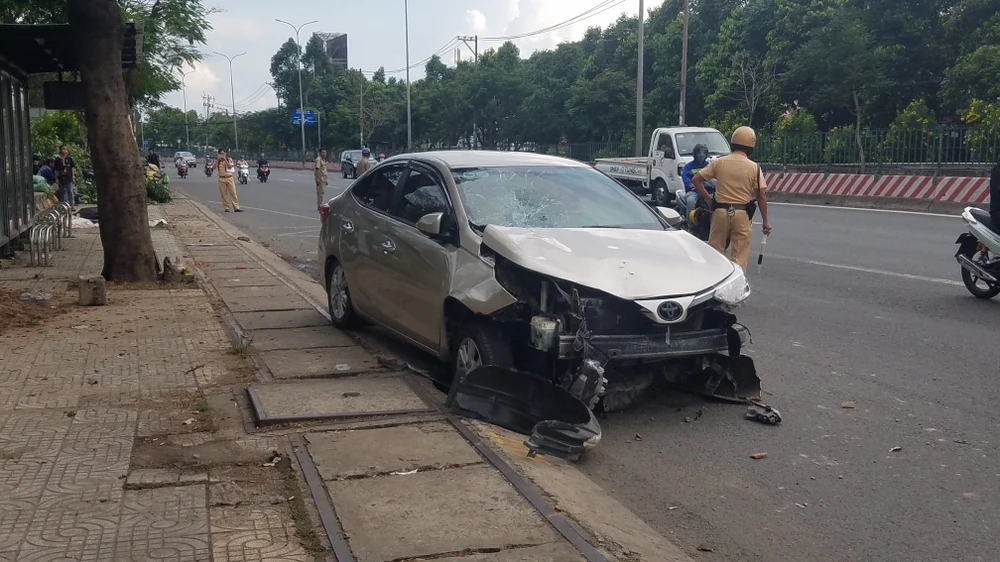 Chiếc ô tô hư hỏng nặng sau tai nạn. Ảnh: HT Chiếc ô tô hư hỏng nặng sau tai nạn. Ảnh: HT