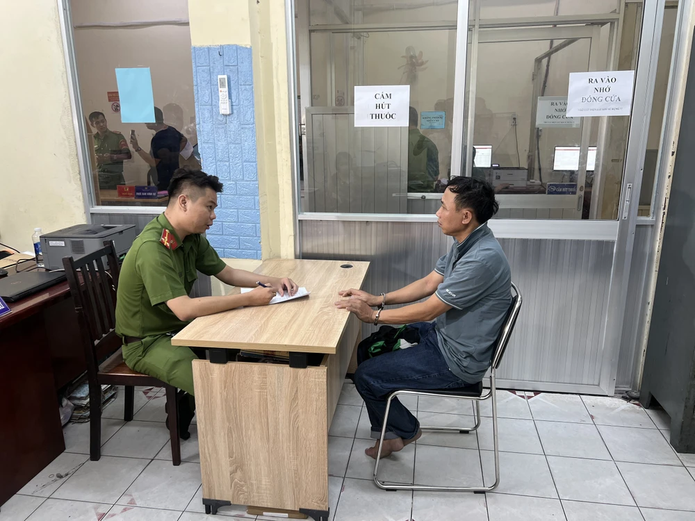 Công an phường 2 cũng bàn giao tang vật và nghi can trong vụ việc cho Công an quận Tân Bình điều tra theo thẩm quyền. Ảnh: CACC