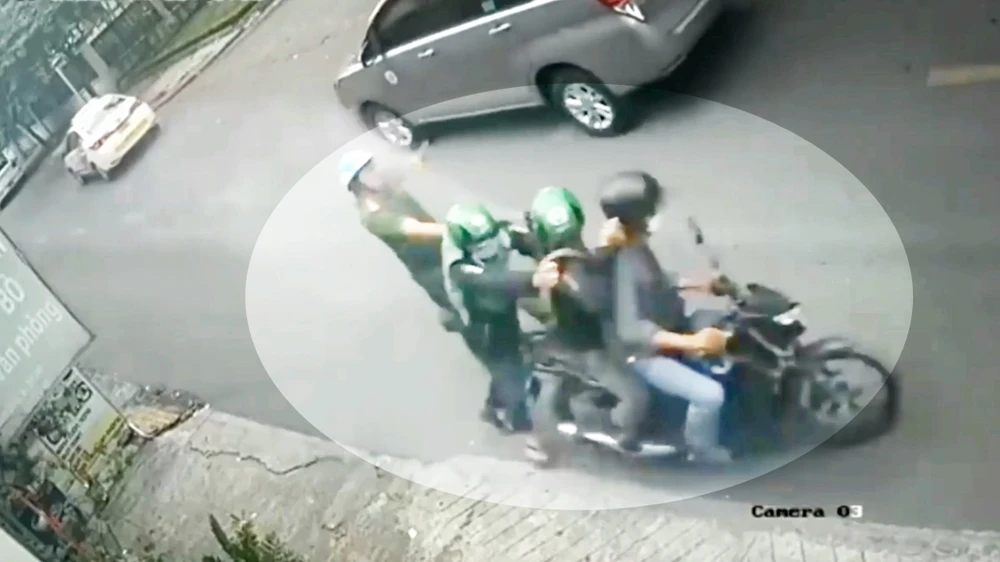 Mặc dù bị xịt hơi cay vào mặt nhưng trung úy Duy vẫn bám sát, quyết không để nghi can trộm tẩu thoát. Ảnh cắt từ clip