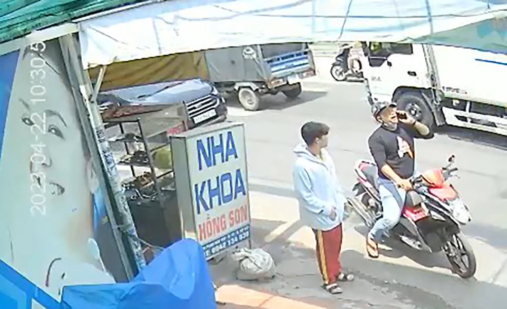 Người này đe dọa, ép nạn nhân lên xe rồi cưỡng đoạt tài sản. Ảnh cắt từ clip