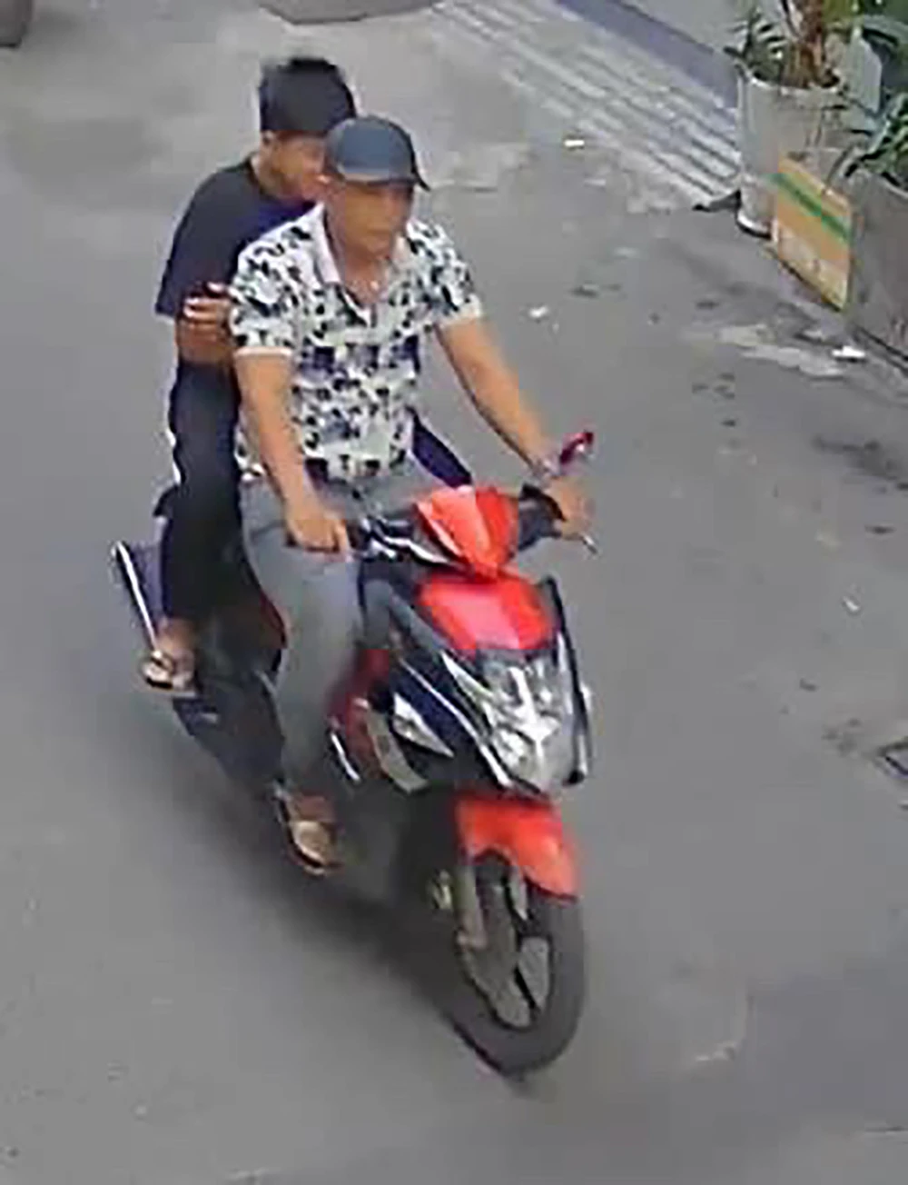 Hình ảnh Tú gây án được camera an ninh ghi lại. Ảnh cắt từ clip