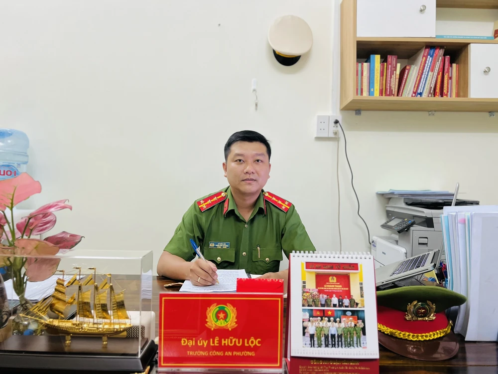 Đại úy Lê Hữu Lộc, Trưởng Công an phường 2, cho biết trong thời gian qua, công an phường tập trung đấu tranh với các loại tội phạm, đặc biệt là tội phạm xâm phạm sở hữu. Ảnh: CACC