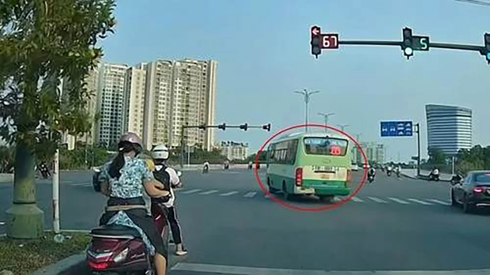 Tài xế sau đó đã bị CSGT xử phạt hành chính. Ảnh: NY