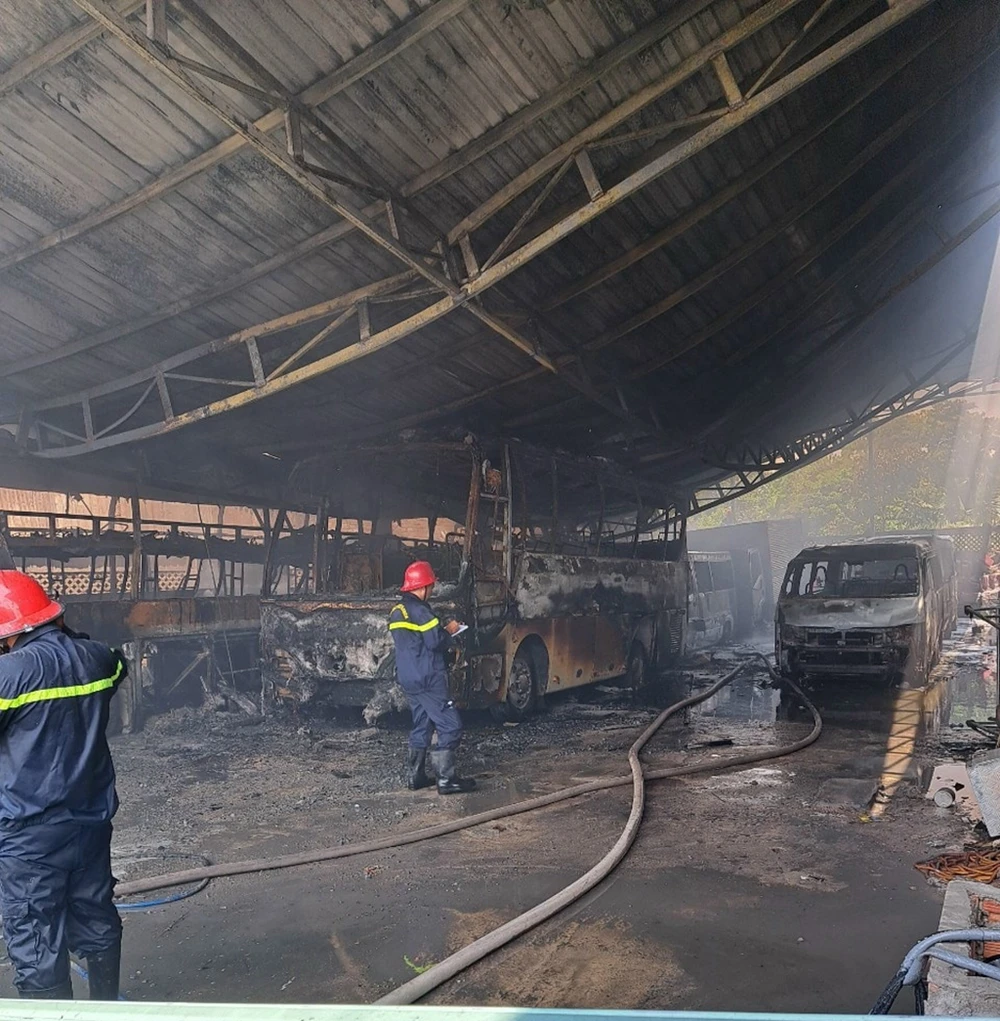 Vụ cháy khiến tám xe ô tô bị hư hỏng