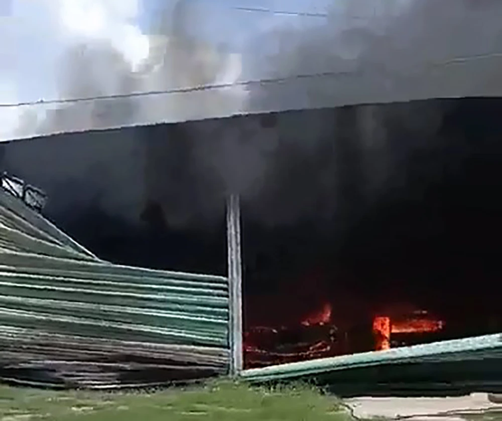 Đám cháy xảy ra tại căn nhà đồng thời là bãi xe trên đường Suối Lội, huyện Củ Chi