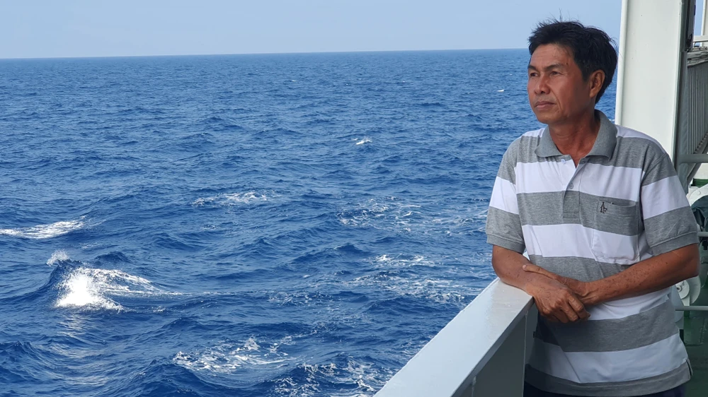 Ông Bình trên chuyến tàu KN-290 đi ra đảo Sinh Tồn, huyện đảo Trường Sa thăm con trai. Ảnh: NT