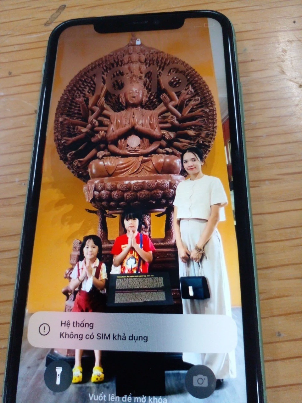 Công an hiện đang tìm chủ sở hữu chiếc điện thoại iPhone trong vụ cướp giật. Ảnh: CA